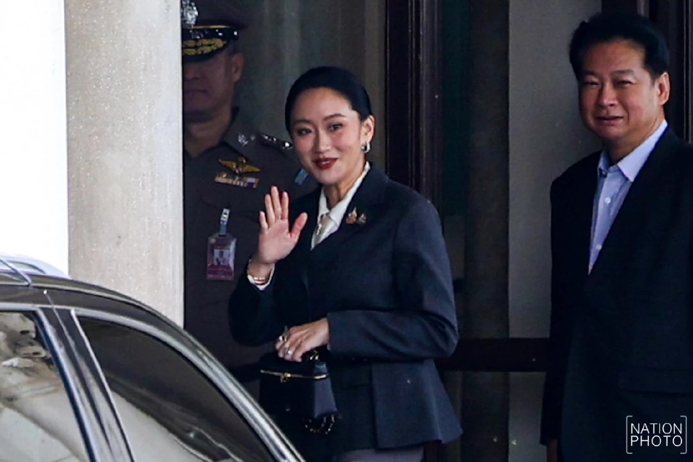 "นายกฯ" เข้าทําเนียบรัฐบาล โบกมือทักทายสื่อฯ คาดเตรียมลุ้นคำตัดสิน "ศาลรัฐธรรมนูญ"