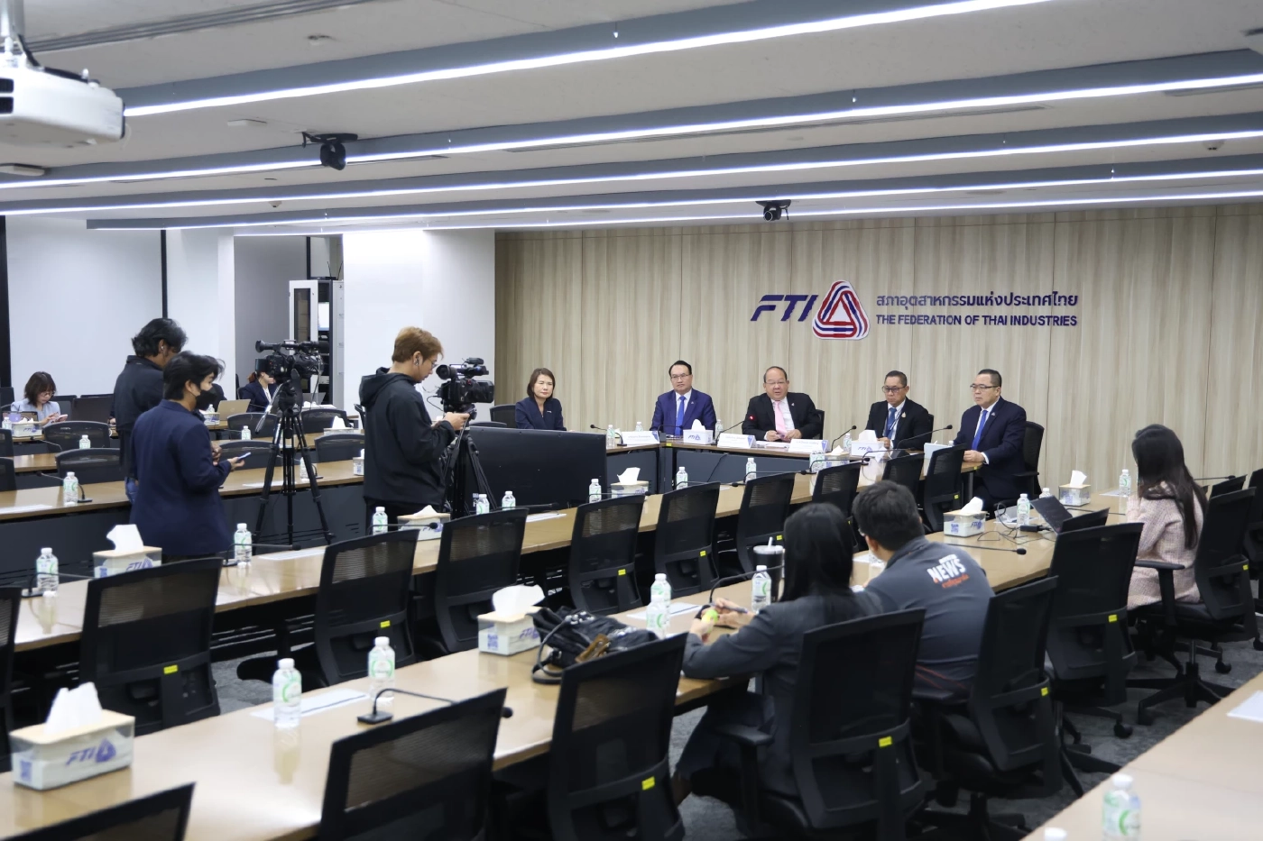 เหตุพิพาทไทยกัมพูชา - ภาษีทรัมป์ ทุบเชื่อมั่นภาคอุตฯ ร่วง