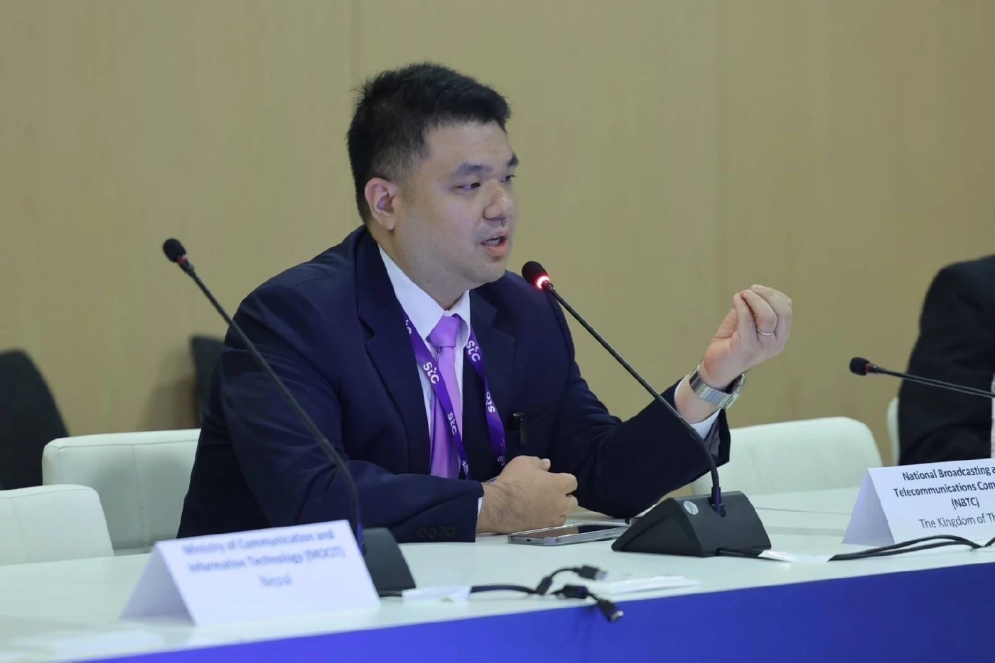 นายพชร นริพทะพันธุ์ กรรมการ ก.ล.ต. และที่ปรึกษาประธาน กสทช.