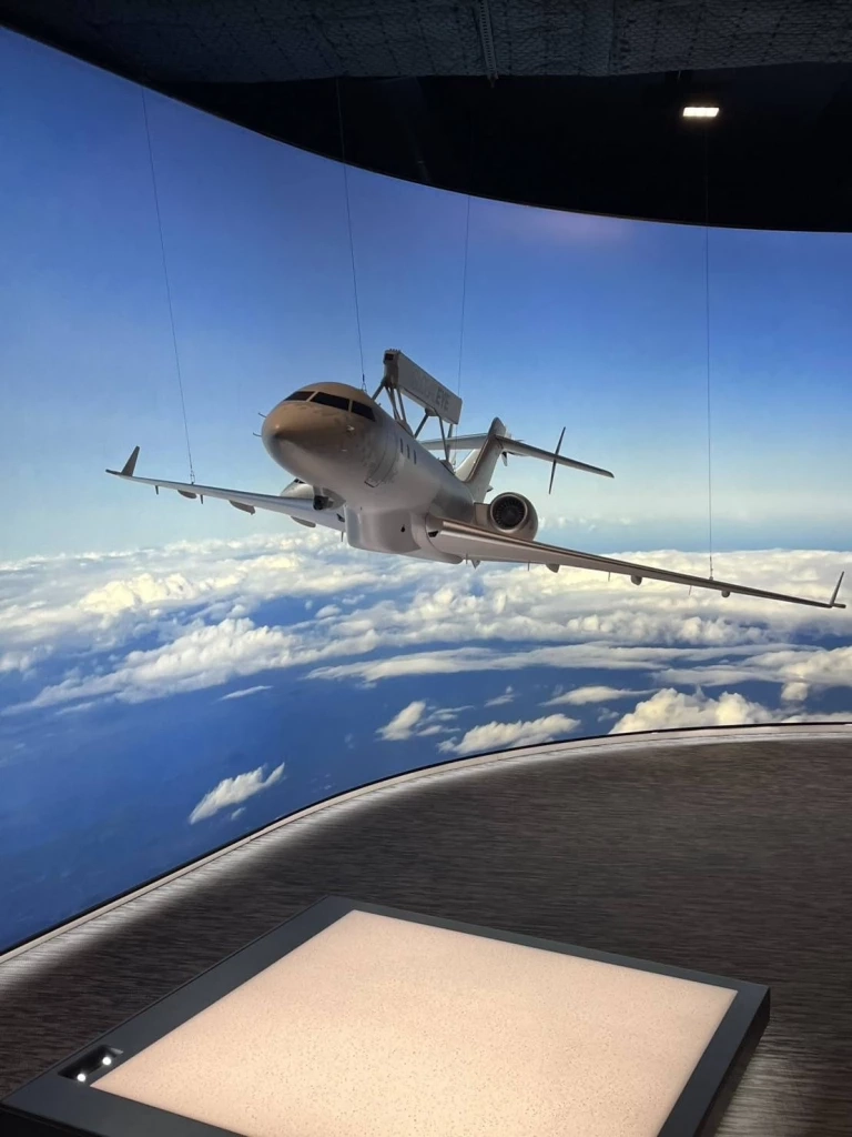 "มาริษ" เยี่ยม สนง.ใหญ่ บริษัทผลิต "กริพเพน"