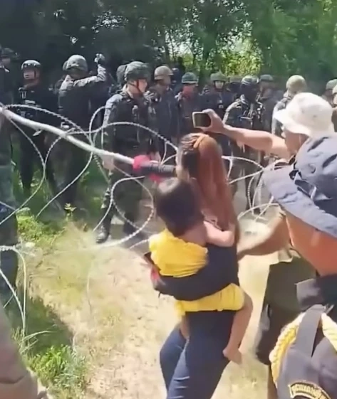 สื่อกัมพูชาอวยยศหญิงกัมพูชาอุ้มลูก ปฏิมากรรมกำแพงวัด