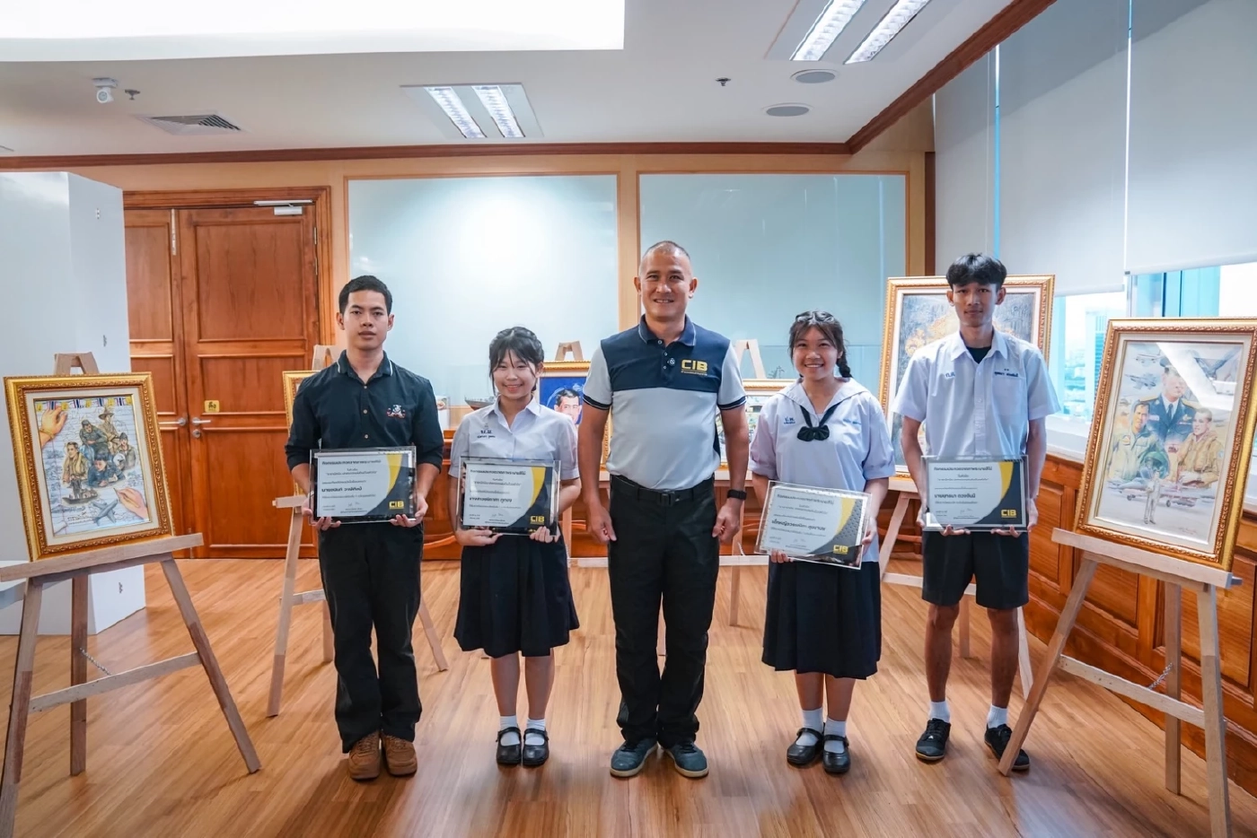 "ผบช.ก.ก้อง" มอบรางวัลวาดภาพ “ราชานักบิน ปกครองเเผ่นดินด้วยหัวใจ”