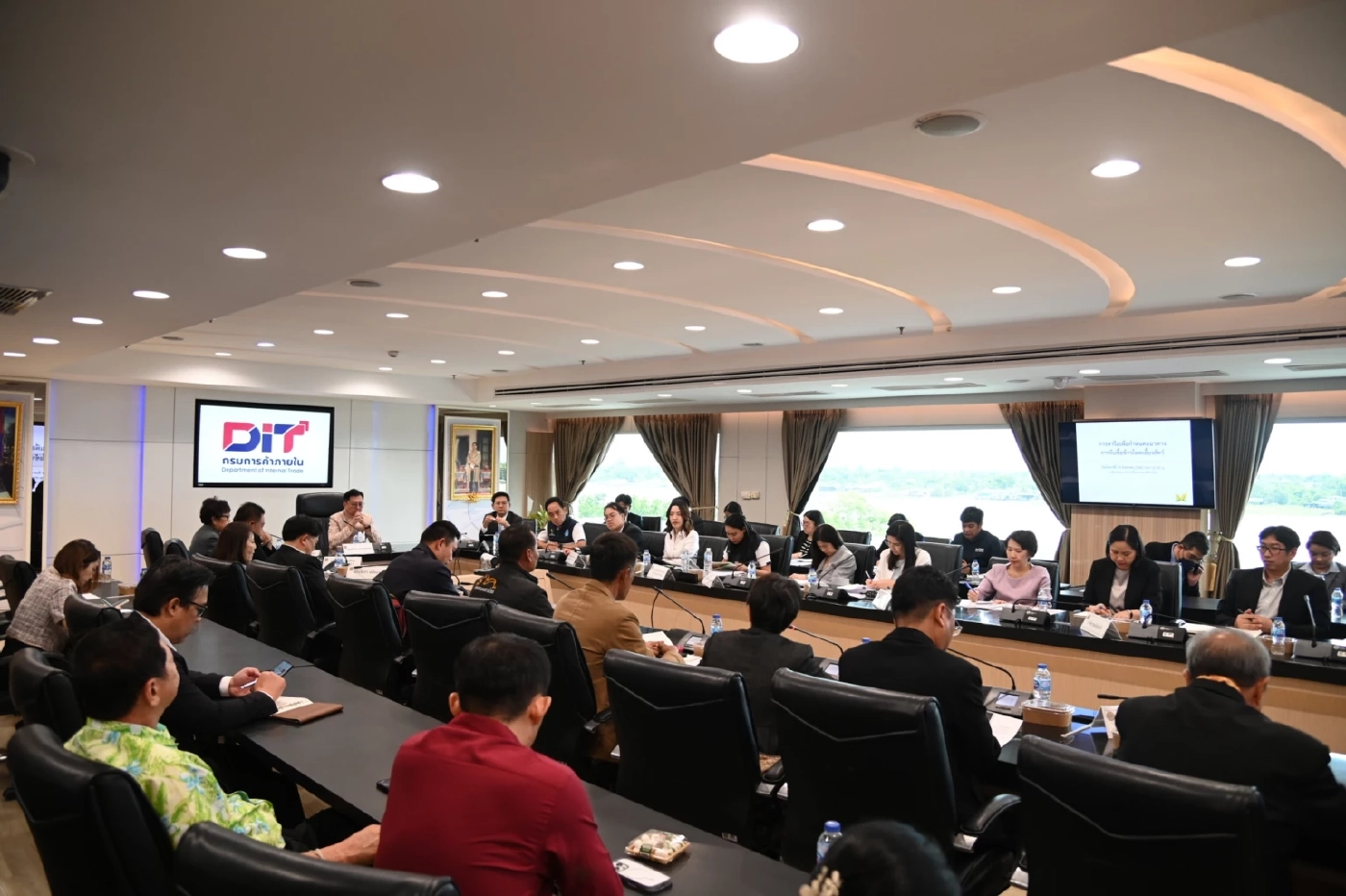 'จตุพร' สั่งแก้ราคาข้าวโพดตกต่ำ เข้มรับซื้อในประเทศก่อนนำเข้า