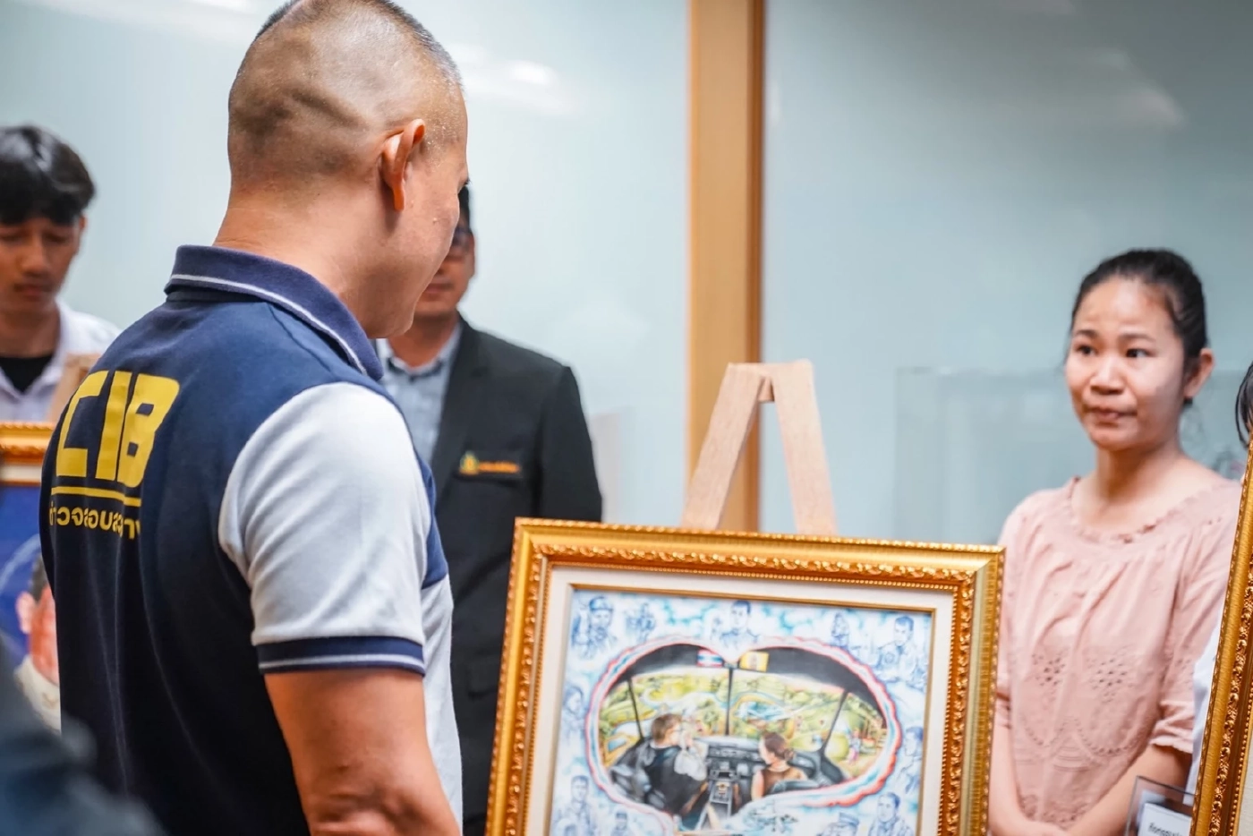 "ผบช.ก.ก้อง" มอบรางวัลวาดภาพ “ราชานักบิน ปกครองเเผ่นดินด้วยหัวใจ”