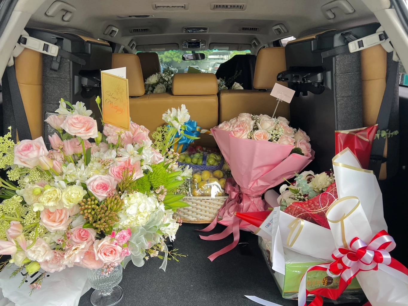 ทักษิณ เข้าพรรคเพื่อไทย ปัดตอบปมคดี 112 - “แพทองธาร” งดประชุมพรรค