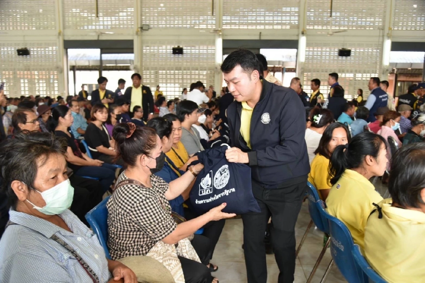 "ภูมิธรรม" ส่ง "ธิติวัฐ" เร่งส่งมอบถุงยังชีพ ช่วยเหลือผู้ประสบภัยพายุ "วิภา" ชาวเชียงราย