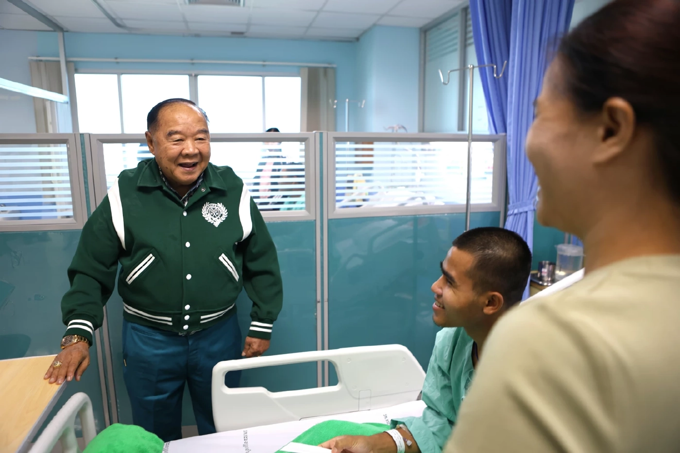 “บิ๊กป้อม” เยี่ยมให้กำลังใจทหารบาดเจ็บจากการสู้รบไทย-กัมพูชา