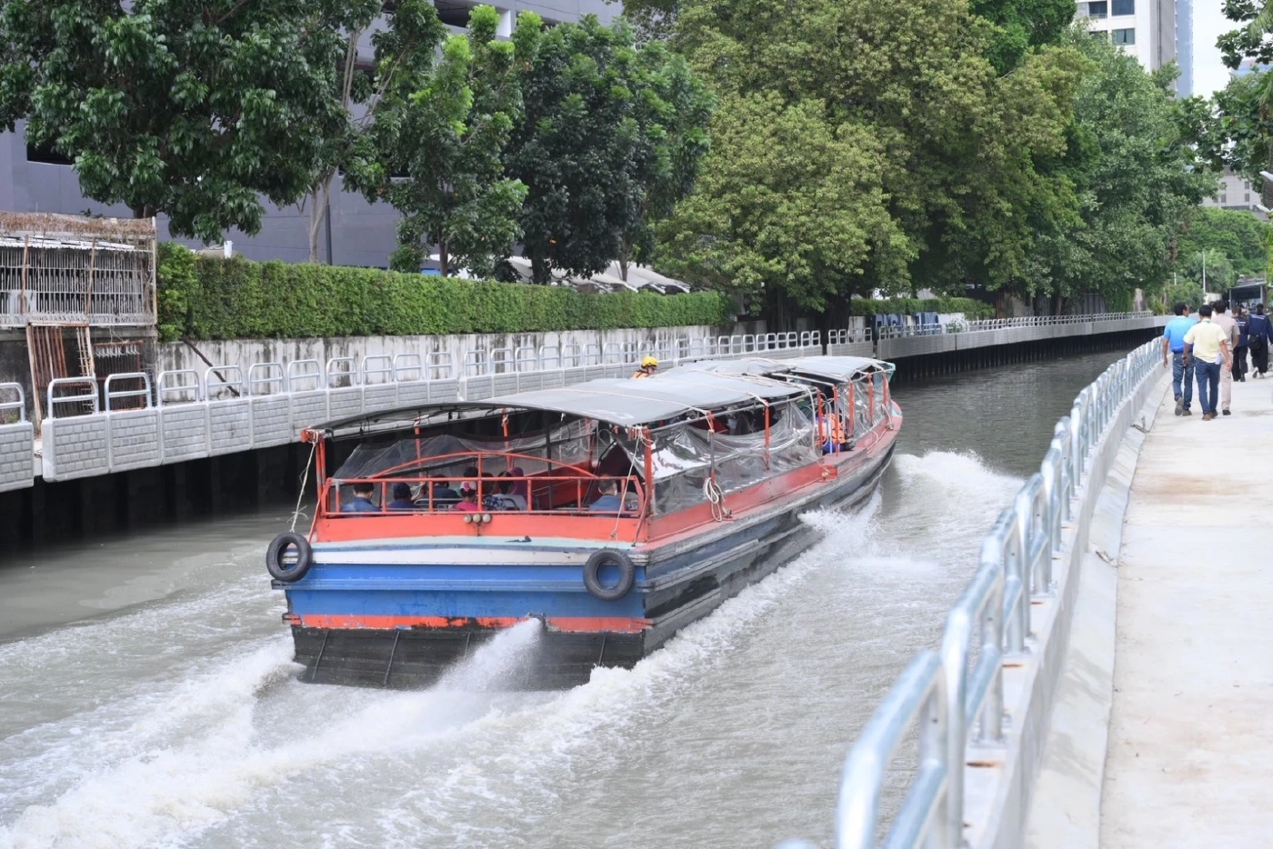 “ธีรรัตน์” ลงพื้นที่ตรวจสร้างทางเดินริมคลองแสนแสบ เชื่อมอโศก–เพชรบุรี