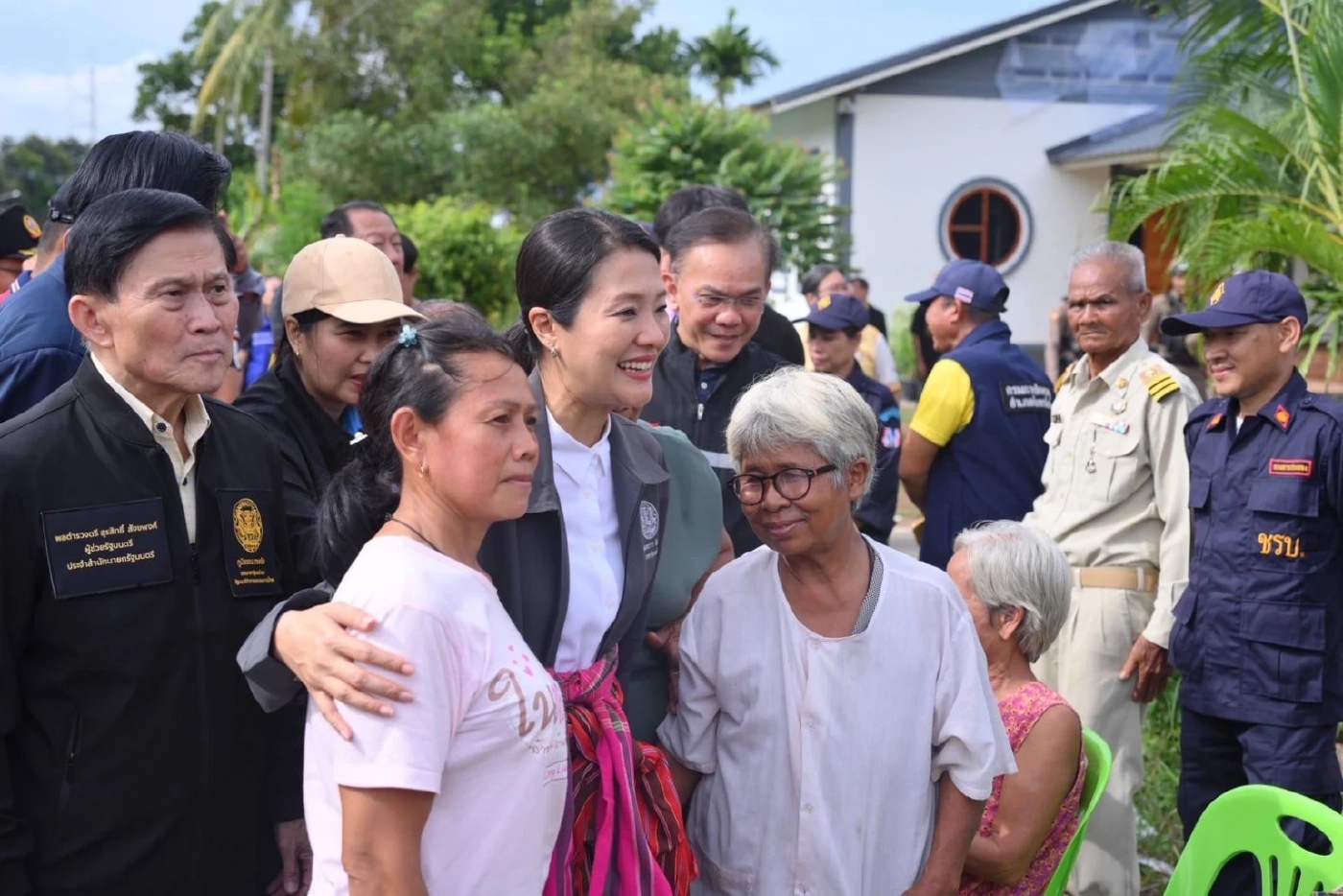 รมช.อิ่ม ให้กำลังใจชาวบ้าน อ.กันทรลักษ์ มอบบ้านใหม่ ไฟฟ้า ประปา