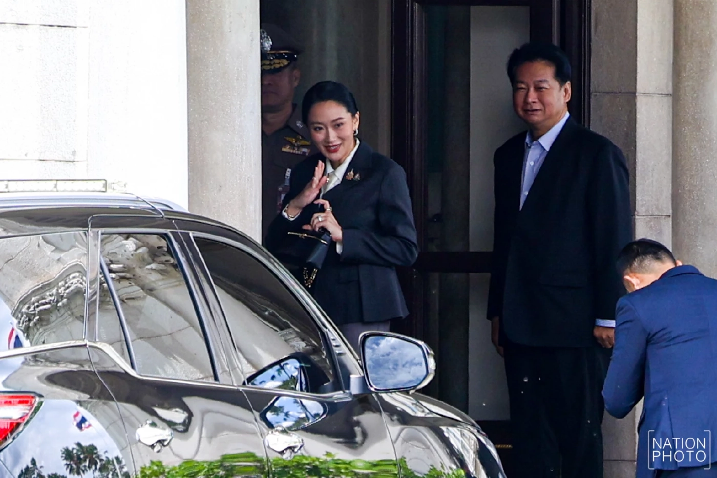 "นายกฯ" เข้าทําเนียบรัฐบาล โบกมือทักทายสื่อฯ คาดเตรียมลุ้นคำตัดสิน "ศาลรัฐธรรมนูญ"