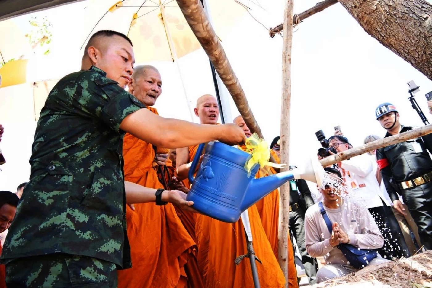 "หลวงปู่ศิลา" ให้พรและกำลังใจ แม่ทัพภาค 2-กำลังพล ปกป้องอธิปไตย