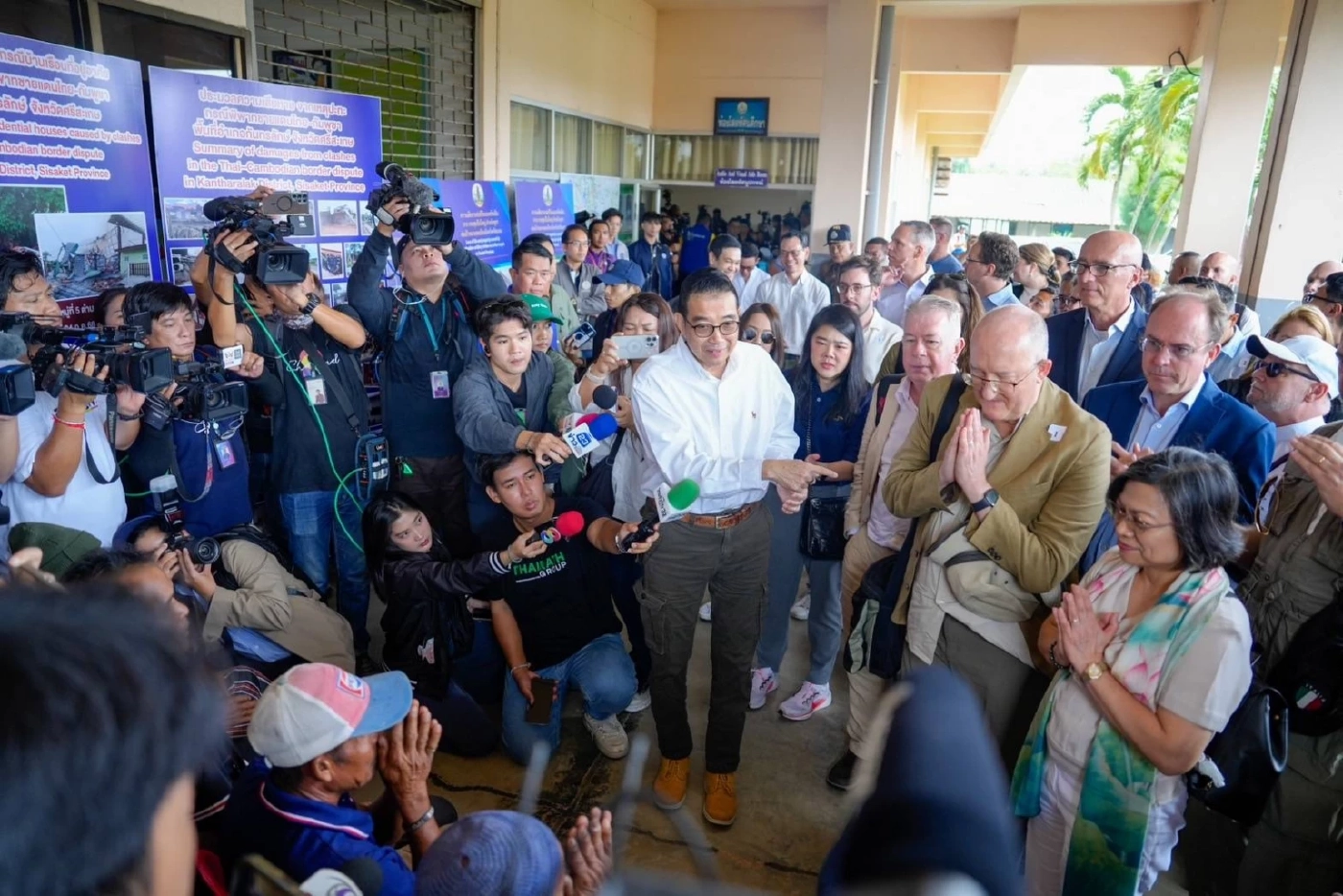 "มาริษ" นำทูต 33 ชาติ ไปศรีสะเกษ พาดูความเสียหายเหตุปะทะชายแดน