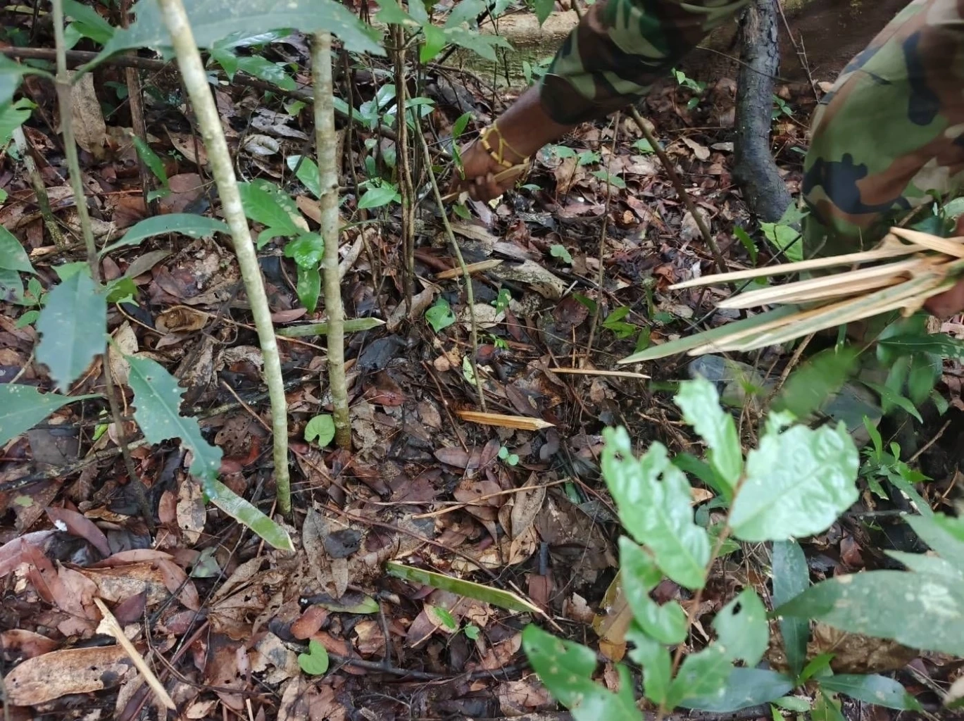 จับโป๊ะ! นี่มัน "ทหารกัมพูชา" ที่เคยลาดตระเวนร่วมกันชัดๆ โผล่อยู่ใน "คลิปวางทุ่นระเบิด"