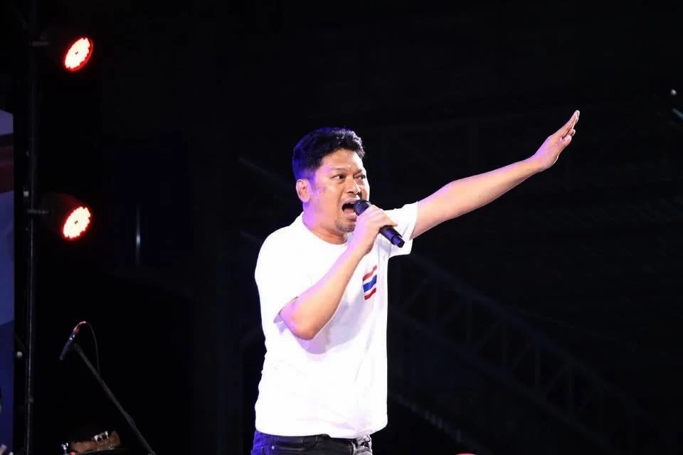 "เสก โลโซ "มอบเพลง "ผู้กล้า" ให้กำลังใจ "ทหารชายเเดน"