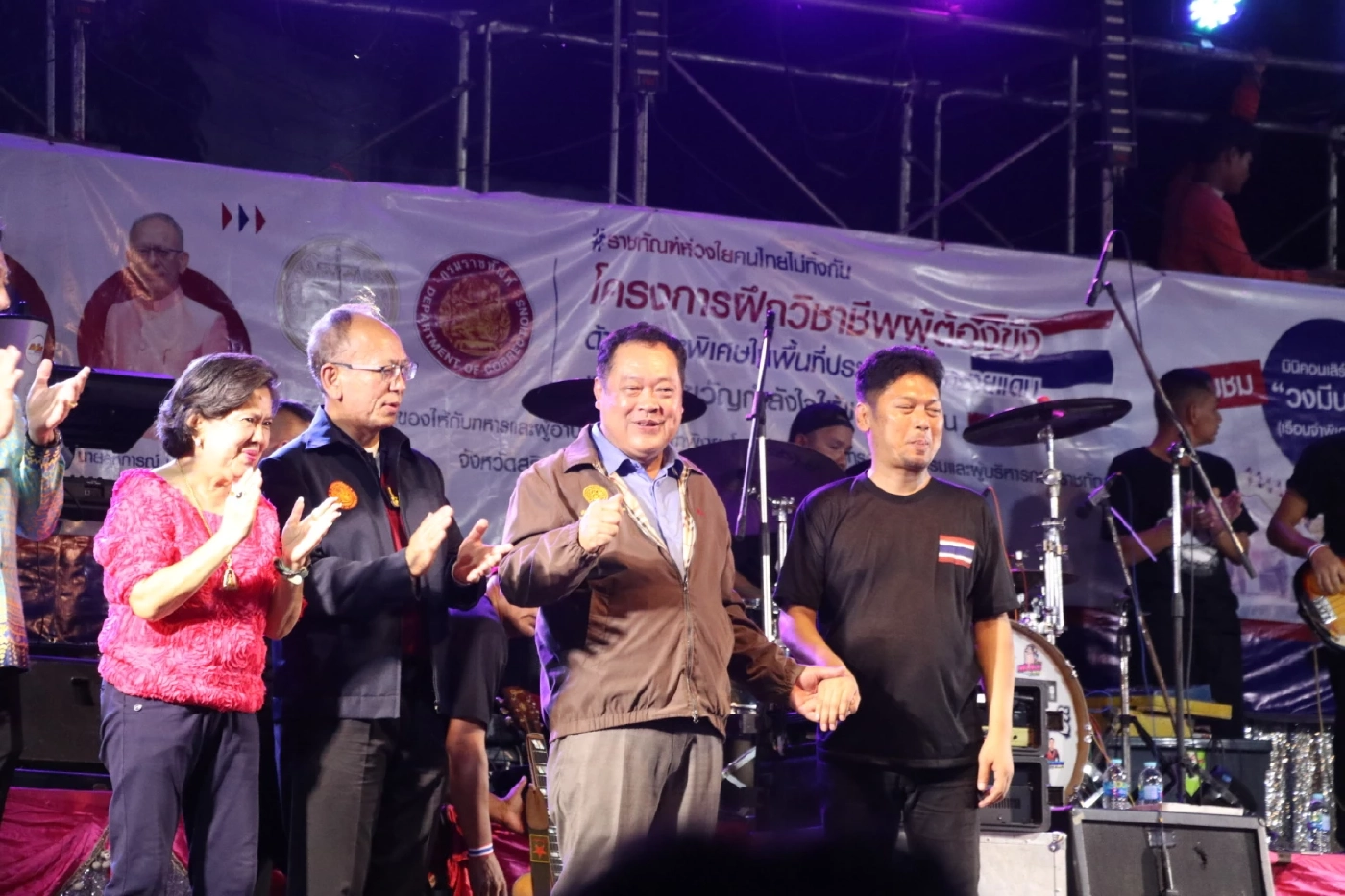 “ทวี” นำราชทัณฑ์ จัดมินิคอนเสิร์ต “เสก โลโซ” ที่สุรินทร์