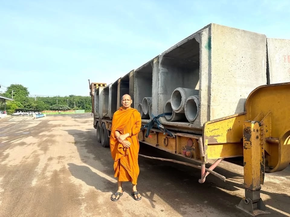 เจ้าอาวาสหาบล็อกคอนกรีตสร้างบังเกอร์ให้ทหาร พื้นที่ศรีสะเกษ ยังเตือนประชาชนในพื้นที่เสี่ยง