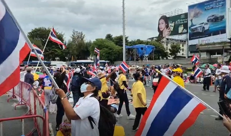 เริ่มแล้ว! ม็อบรวมพลังแผ่นดินฯ ชู 6 ข้อเรียกร้อง ย้ำไม่เอาระบอบทักษิณ