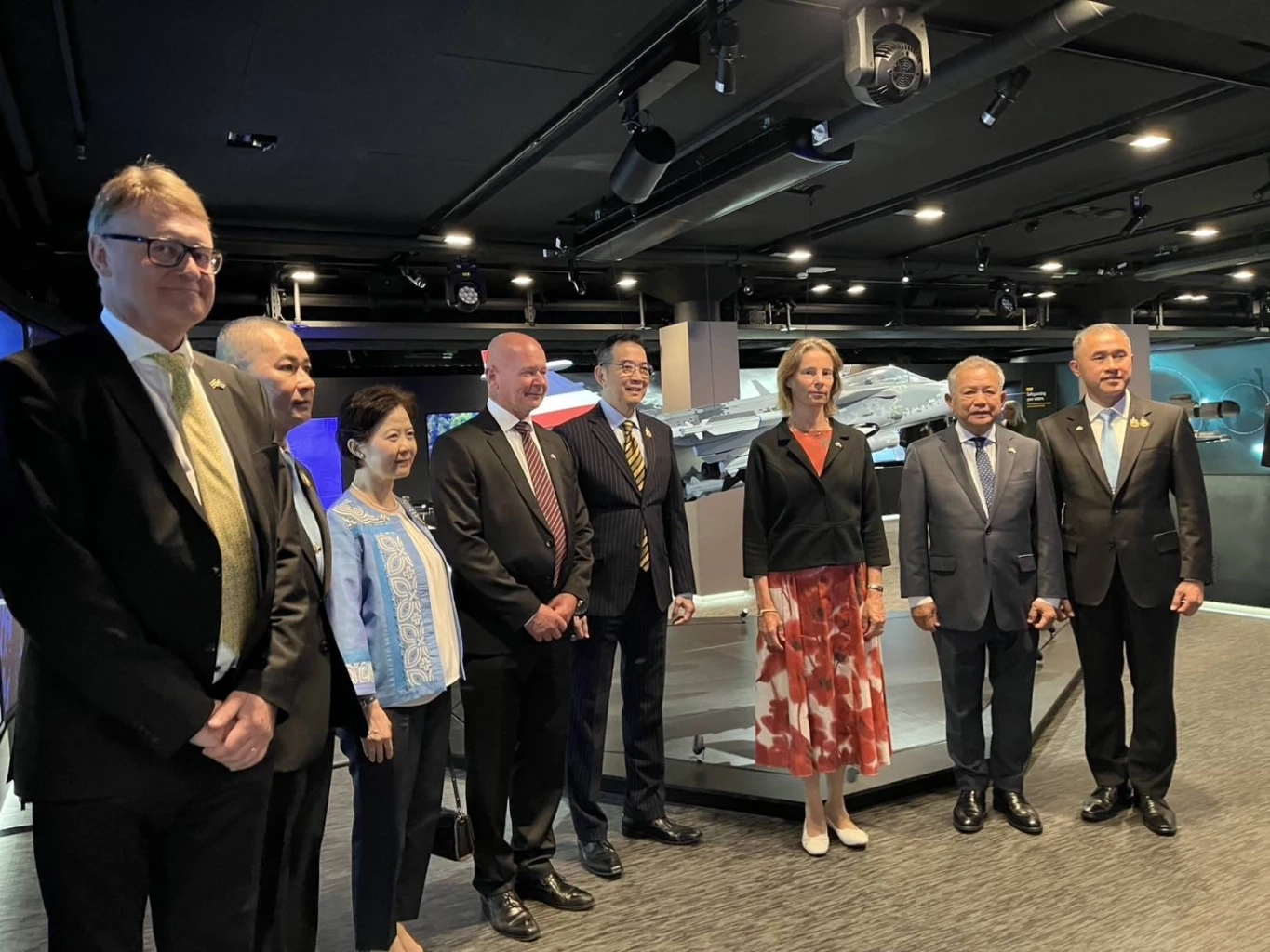 "มาริษ" เยี่ยม สนง.ใหญ่ บริษัทผลิต "กริพเพน"