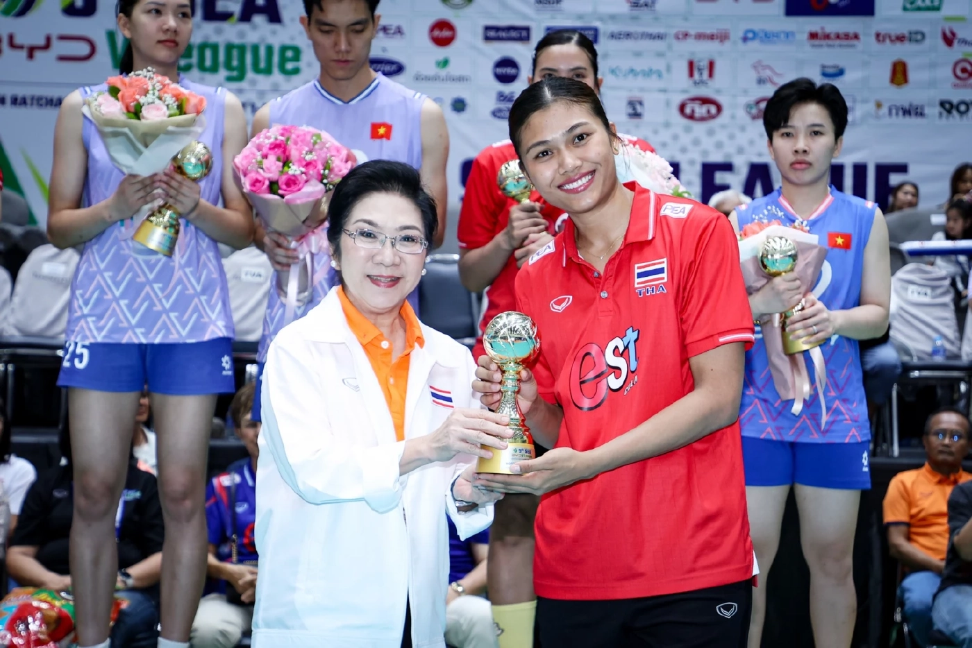 โค้ชอ๊อตชื่นชมสาวไทยแชมป์ซี วี.ลีกสนามแรก พร้อมเปิดโผรางวัลยอดเยี่ยม