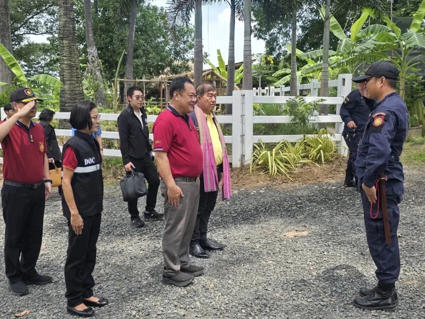 “ทวี สอดส่อง” เยี่ยมนักโทษชายแดน ส่ง เสก โลโซ ร้องเพลงให้กำลังใจ