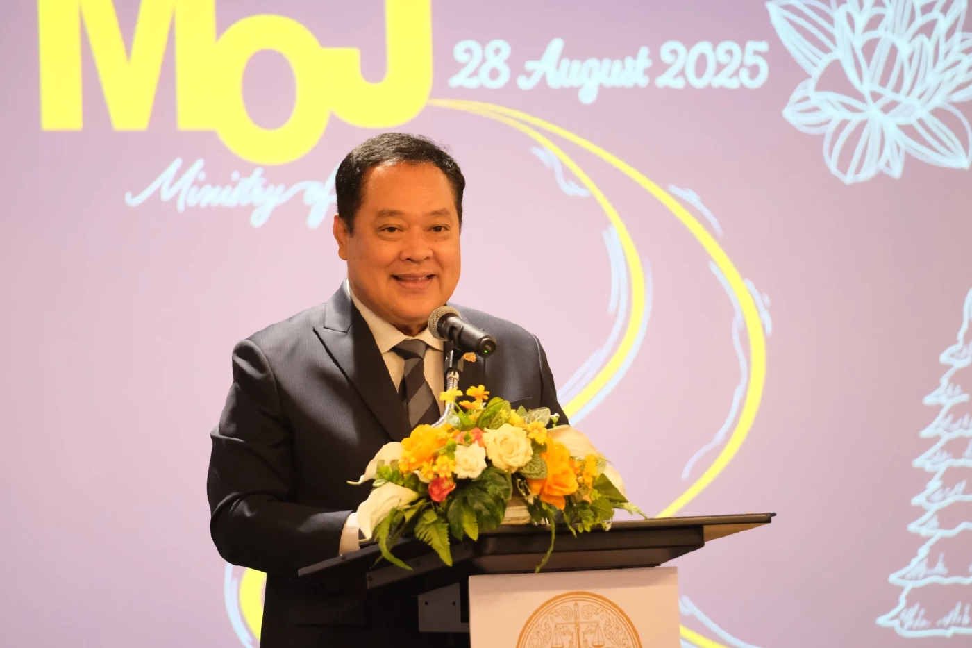 พันตำรวจเอก ทวี สอดส่อง รัฐมนตรีว่าการกระทรวงยุติธรรม 