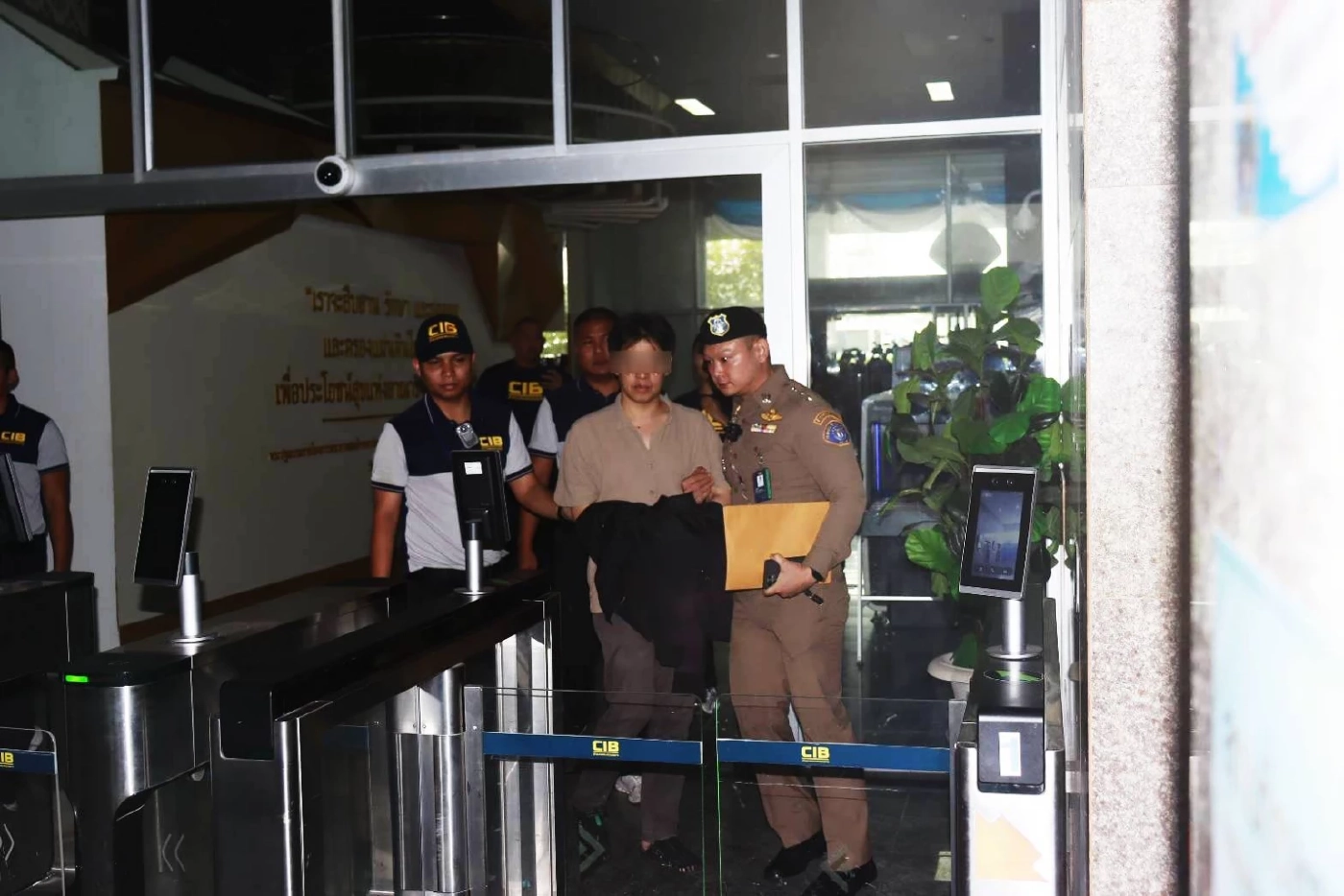 ด่วน! คุมตัว "หมอบี" ถึงกองปราบ ด้าน "หลวงพ่ออลงกต" ยังไม่สึก เครียดจนฉันข้าวเช้าไม่ลง