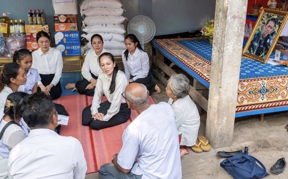 สุภาพสตรีหมายเลข 1 ไปให้กำลังใจครอบครัวทหารที่เสียชีวิต