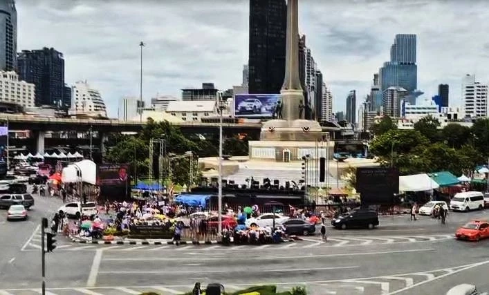 ม็อบมาแล้ว! "กลุ่มรวมพลังฯ" ตั้งเวที่อนุสาวรีย์ชัยสมรภูมิ ชู "ขุดราก ถอนโคน ระบอบทักษิณ"