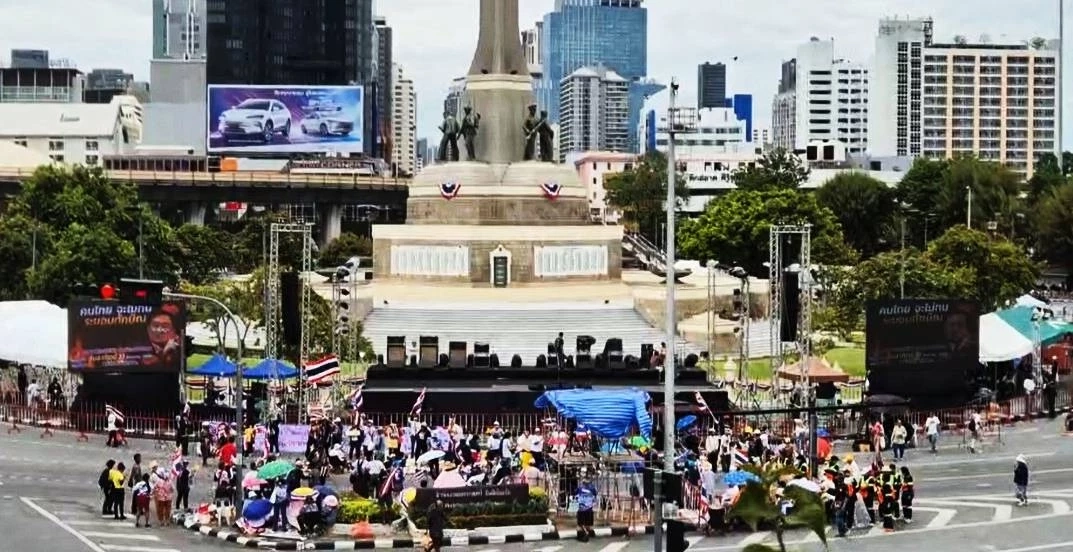 ม็อบมาแล้ว! "กลุ่มรวมพลังฯ" ตั้งเวที่อนุสาวรีย์ชัยสมรภูมิ ชู "ขุดราก ถอนโคน ระบอบทักษิณ"