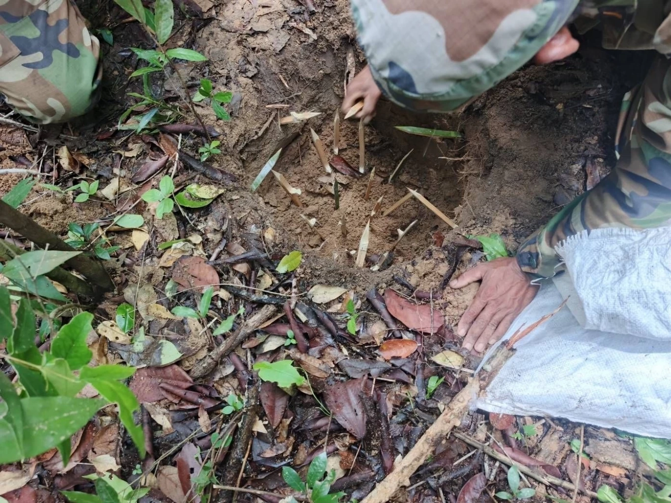 จับโป๊ะ! นี่มัน "ทหารกัมพูชา" ที่เคยลาดตระเวนร่วมกันชัดๆ โผล่อยู่ใน "คลิปวางทุ่นระเบิด"