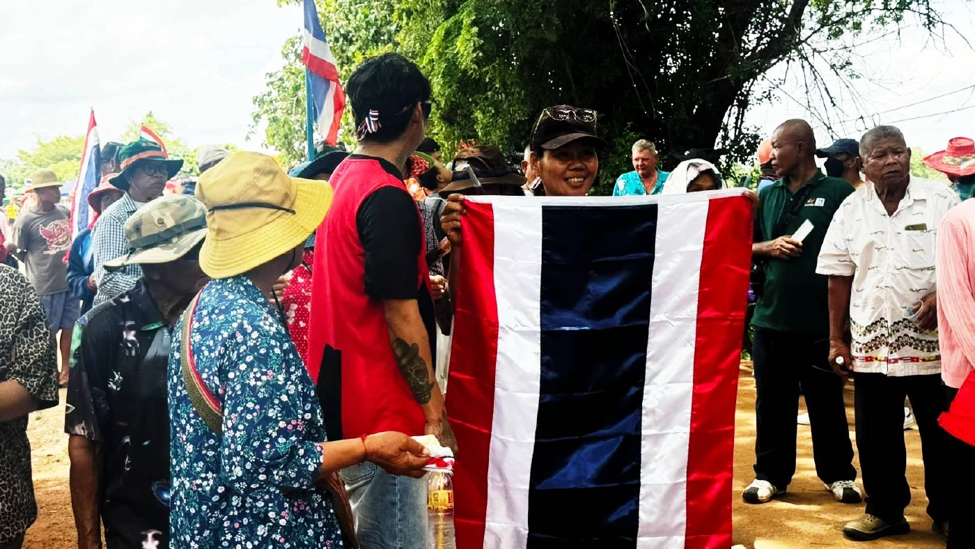 "ชาวไทย" ทวงคืน "บ้านหนองจาน" ตะโกนลั่น "ที่นี่เเผ่นดินไทย"