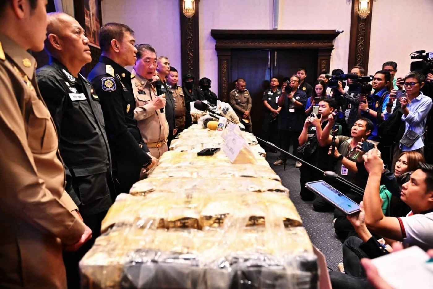 เอาจริง! "ภูมิธรรม" นำแถลงข่าวจับ "ยาไอซ์ล็อตใหญ่ 700 กก." ยันกวาดล้างยาเสพติดเข้มข้นต่อเนื่อง