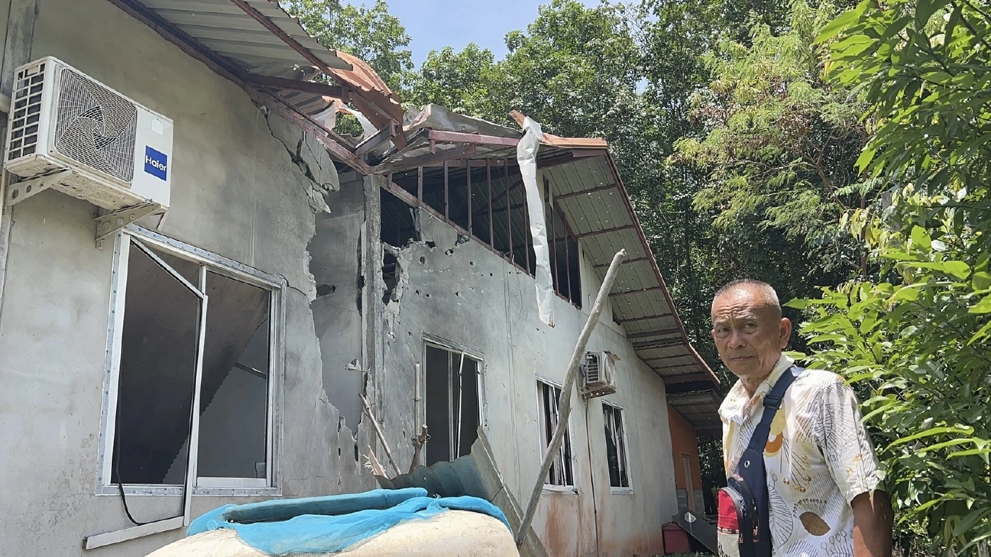 ชาวบ้าน วอนช่วยตรวจสอบ กระสุนปืนใหญ่ "กัมพูชา" ตกเต็มสวน ไม่กล้าเดิน