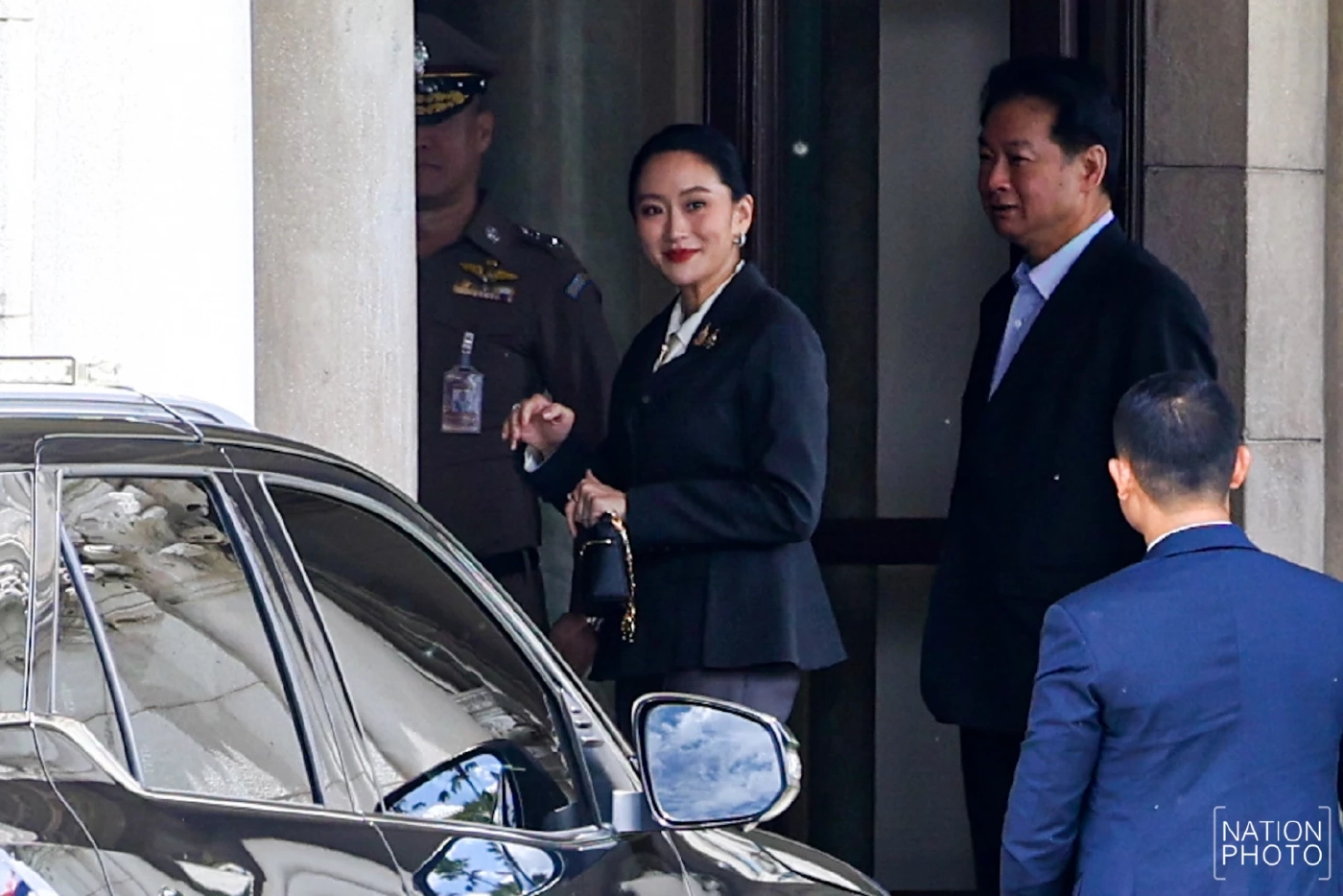 "นายกฯ" เข้าทําเนียบรัฐบาล โบกมือทักทายสื่อฯ คาดเตรียมลุ้นคำตัดสิน "ศาลรัฐธรรมนูญ"