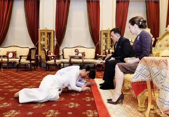 ในหลวง-พระราชินี พระราชทานน้ำสังข์ สมรสพระราชทาน แก่ บุตรสาวอดีตนายกฯเศรษฐา