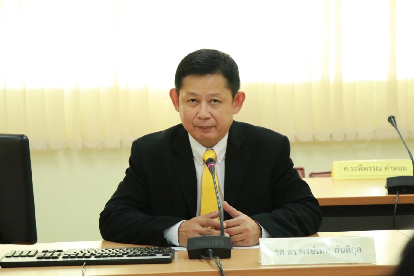  ศ.ดร.พงษ์เทพ สันติกุล อาจารย์ประจำคณะสังคมสงเคราะห์ศาสตร์ มหาวิทยาลัยธรรมศาสตร์ (มธ.)