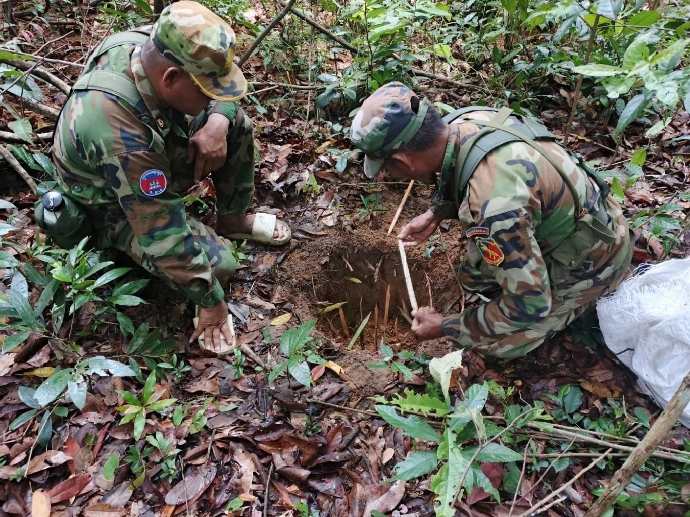จับโป๊ะ! นี่มัน "ทหารกัมพูชา" ที่เคยลาดตระเวนร่วมกันชัดๆ โผล่อยู่ใน "คลิปวางทุ่นระเบิด"