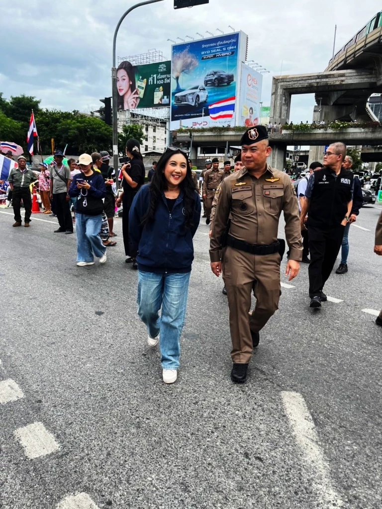 ม็อบมาแล้ว! "กลุ่มรวมพลังฯ" ตั้งเวที่อนุสาวรีย์ชัยสมรภูมิ ชู "ขุดราก ถอนโคน ระบอบทักษิณ"