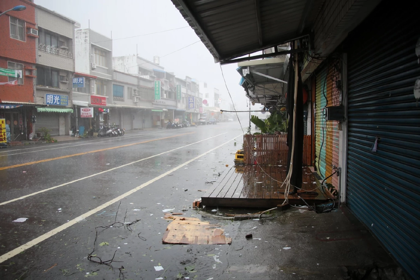 พายุไต้ฝุ่น "โพดุล" พัดถล่มไต้หวัน ยกเลิกหลายร้อยเที่ยวบิน