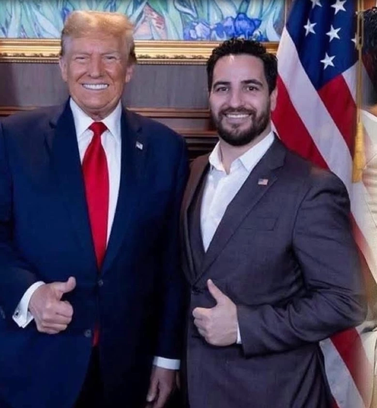 นายไมเคิล อัลฟาโร (ขวา)