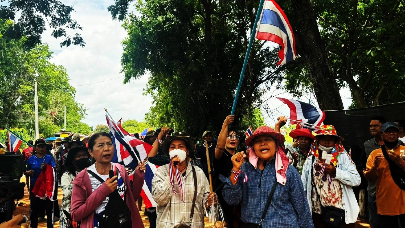 "ชาวไทย" ทวงคืน "บ้านหนองจาน" ตะโกนลั่น "ที่นี่เเผ่นดินไทย"
