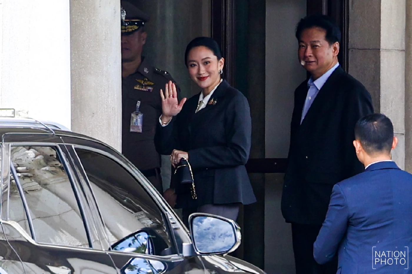 "นายกฯ" เข้าทําเนียบรัฐบาล โบกมือทักทายสื่อฯ คาดเตรียมลุ้นคำตัดสิน "ศาลรัฐธรรมนูญ"