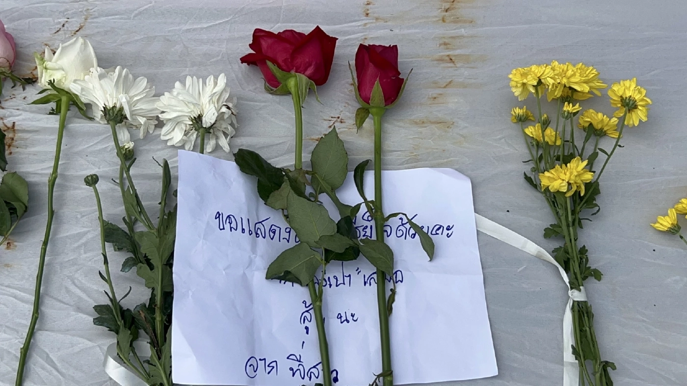 ผู้แทนรัฐบาล นำวางดอกไม้ไว้อาลัยผู้บริสุทธิ์เสียชีวิต