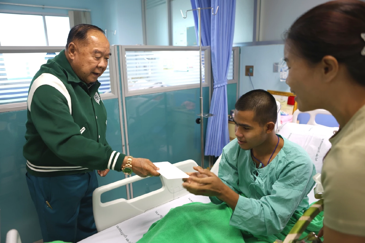 “บิ๊กป้อม” เยี่ยมให้กำลังใจทหารบาดเจ็บจากการสู้รบไทย-กัมพูชา