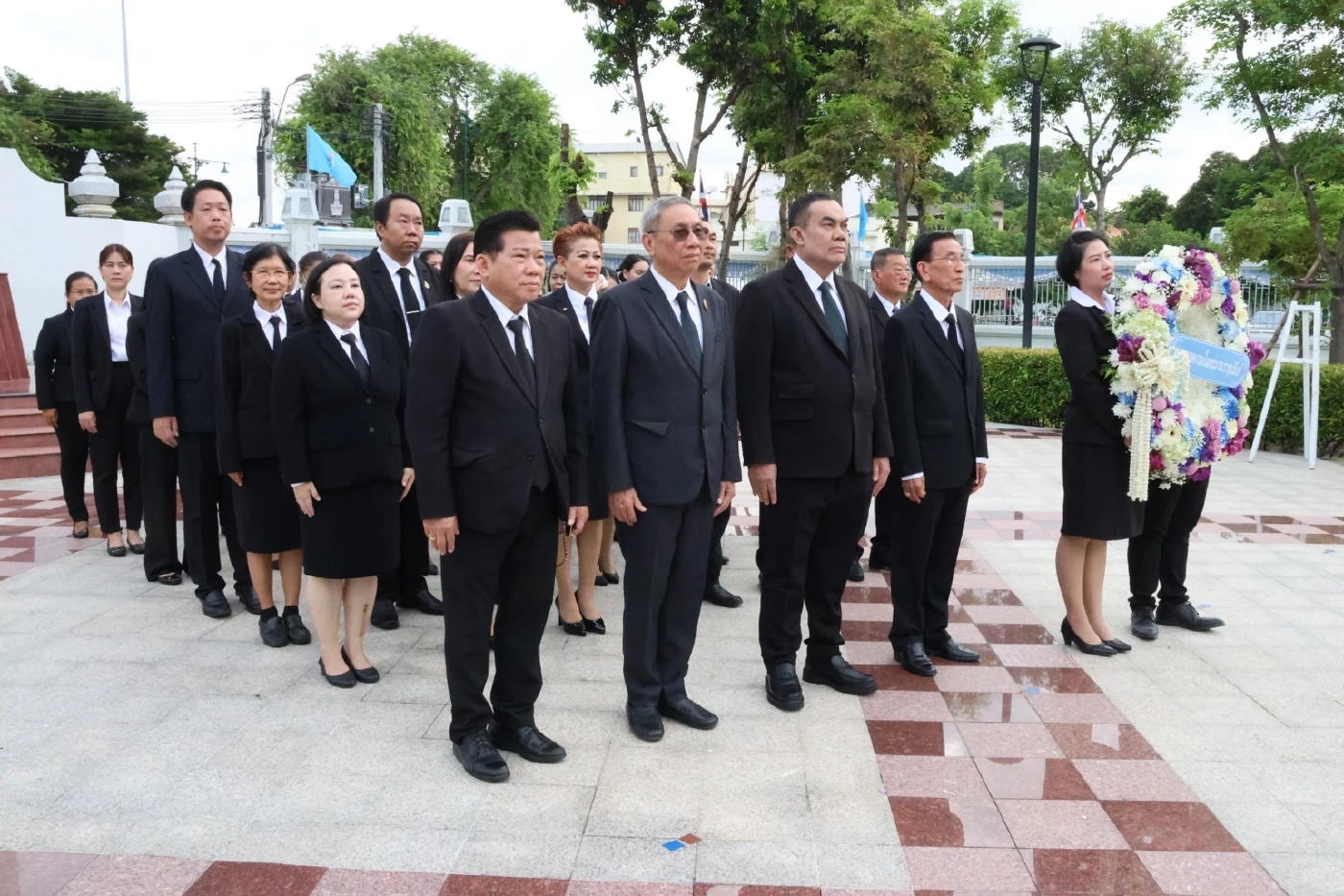 นายกสภาทนายความนําคณะวางพวงมาลา สักการะพระบิดากฎหมายไทย