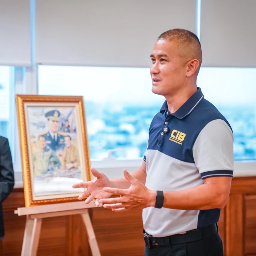 "ผบช.ก.ก้อง" มอบรางวัลวาดภาพ “ราชานักบิน ปกครองเเผ่นดินด้วยหัวใจ”