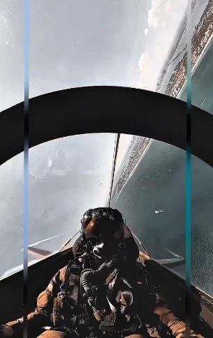 อเล็กซานเดรีย กริฟฟิธ ขณะขับเครื่องบินรบ