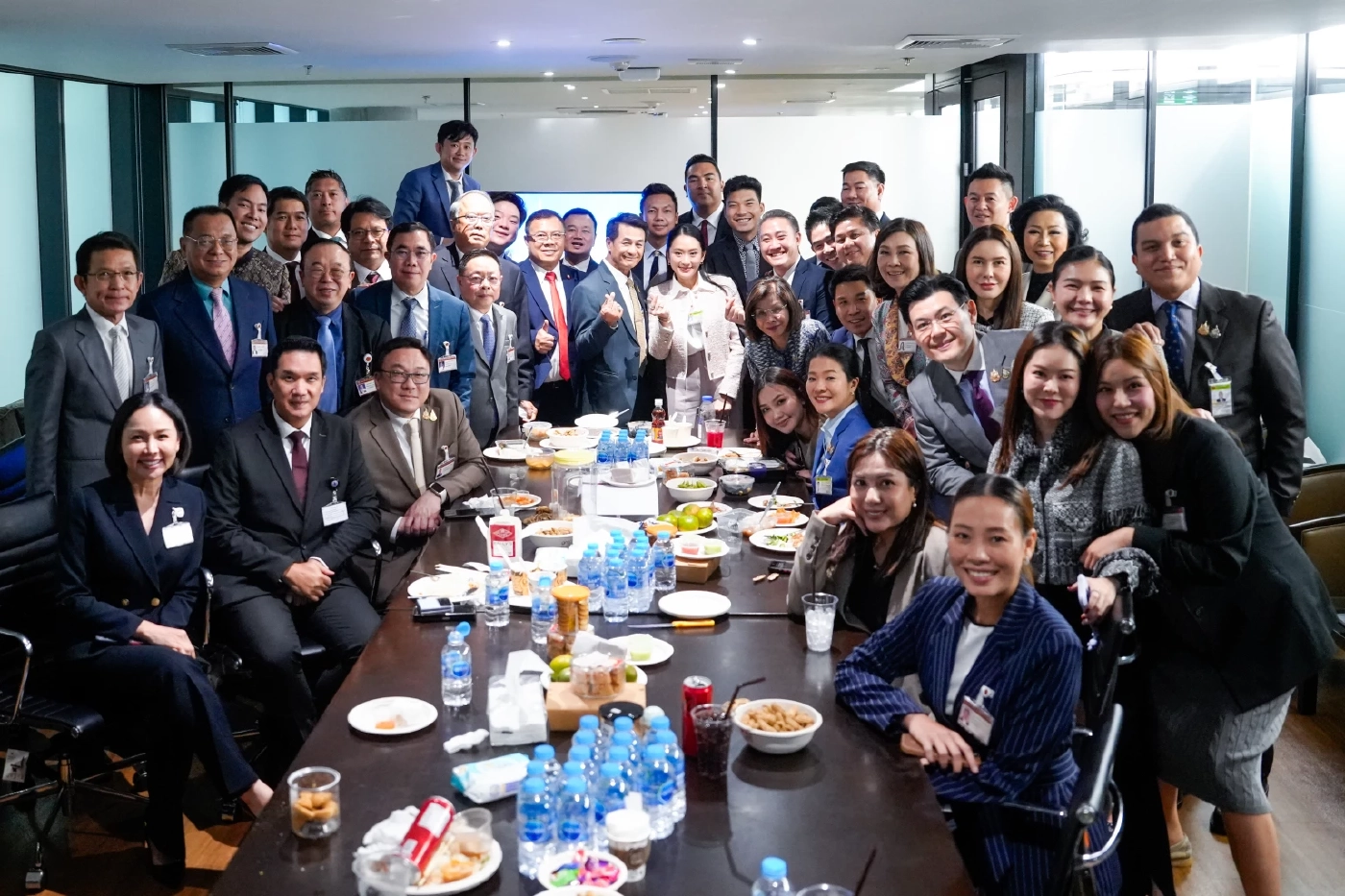 สส.เพื่อไทย แห่ให้กำลังใจ นายกฯอิ๊งค์ ผ่านอุปสรรค เจ้าตัวยิ้มสู้