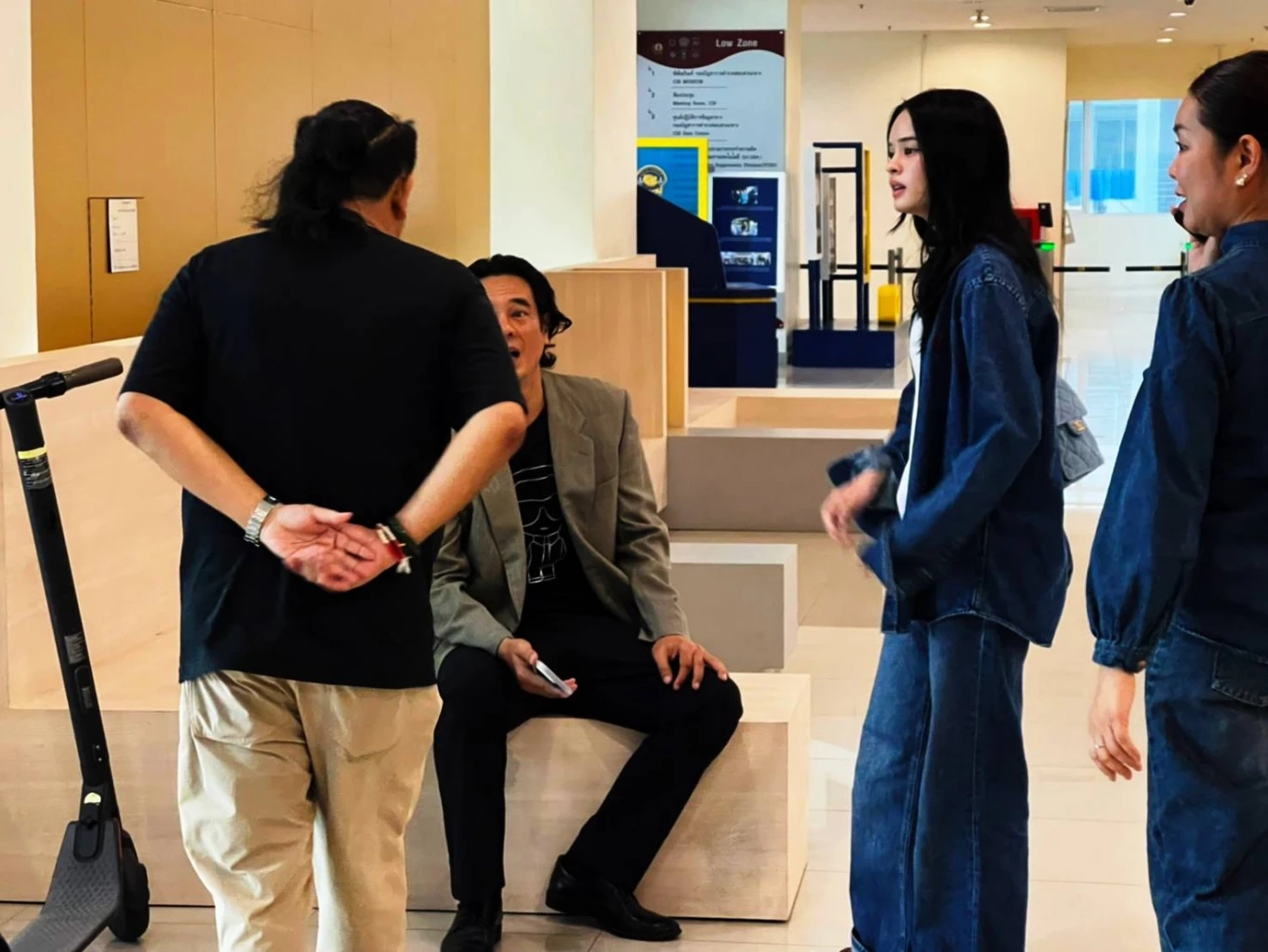 "อ่ำ อัมรินทร์" พา "แอลลี่" เข้าแจ้งความเอาผิดโซเชียลเฟคนิวส์ หาว่า "แอลลี่ท้อง"