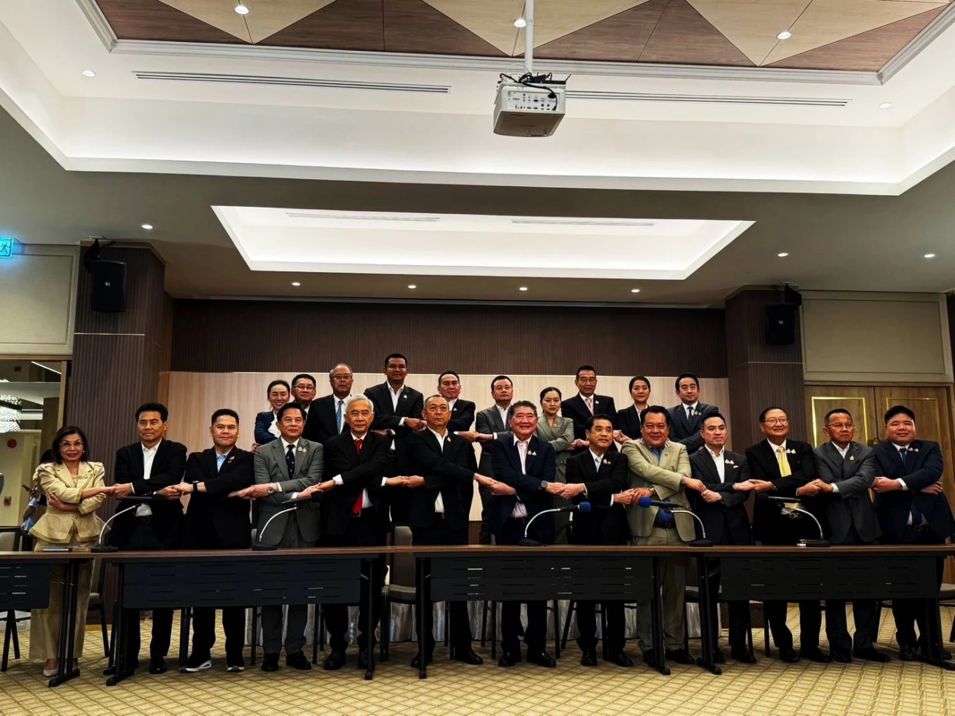 "ภูมิธรรม" แถลงยืนยัน "เพื่อไทย" ยังเป็นแกนนำตั้ง "รัฐบาล" เปิดสภาเลือก "นายกฯคนใหม่" ทันที